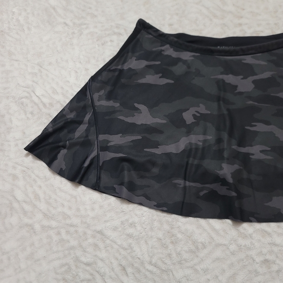 Athleta  Match Point Printed Skort Women's Size M Black/Gray Camo UPF 50+ - Picture 4 of 16